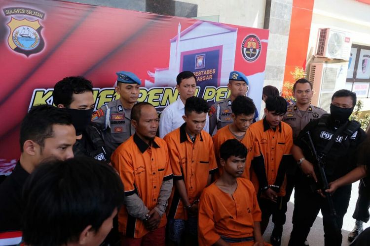Lima tersangka dalam komplotan begal sadis yang memotong tangan mahasiswa di Makassar diamankan polisi.