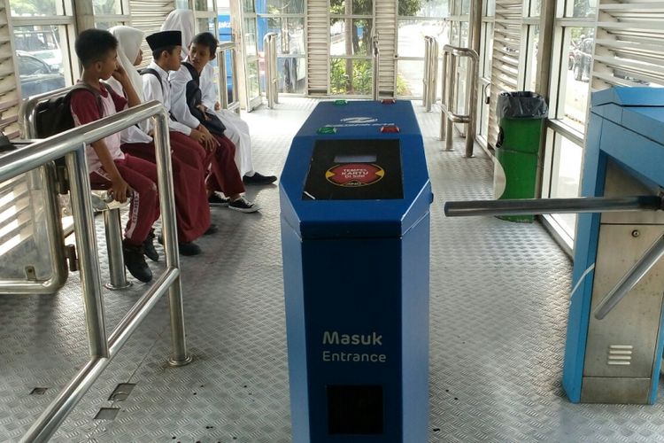 Palang mesin tapping Halte Transjakarta Pesakih, Jakarta Barat yang telah rusak selama 5 bulan, Jumat (21/7/2017).