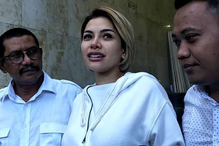 Nikita Mirzani bersama kuasa hukumnya, Fachmi Bachmid saat ditemui di Polda Metro Jaya, Jakarta Selatan, Jumat (4/1/2019).