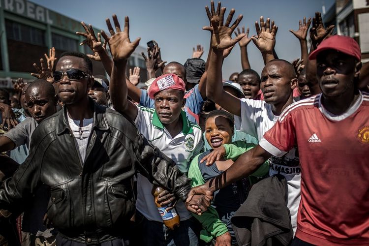 Massa pendukung kelompok oposisi turun ke jalan menyusul pengumuman sementara hasil perhitungan suara oleh komisi pemilihan Zimbabwe, Rabu (1/8/2018).
