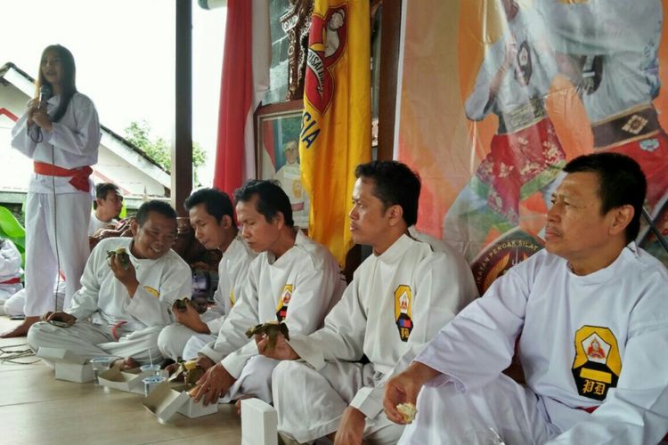 Atlet pencak silat perguruan Perisai Diri saat menggelar latihan di Solo, Jawa Tengah.