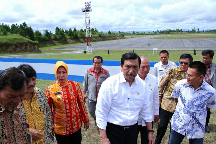 Menko Maritim Luhut Panjaitan meninjau runway Bandara Silangit, Jumat (8/9/2017)