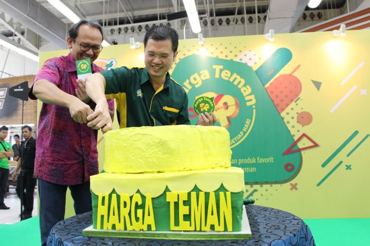 Direktur Hadrianus Wahyu Trikusumo dan Direktur Operasional Giant Stefanus Mulianto melakukan pemotongan kue sebagai simbolis peluncuran program HARGA TEMAN, di Giant Ekstra BSD Tangerang, Kamis (30/8/2018)