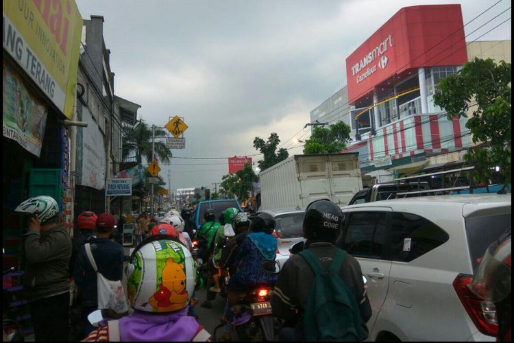 Kondisi macet di Jalan Dewi Sartika, Kecamatan Pancoran Mas, Kota Depok, Jumat (23/2/2018).