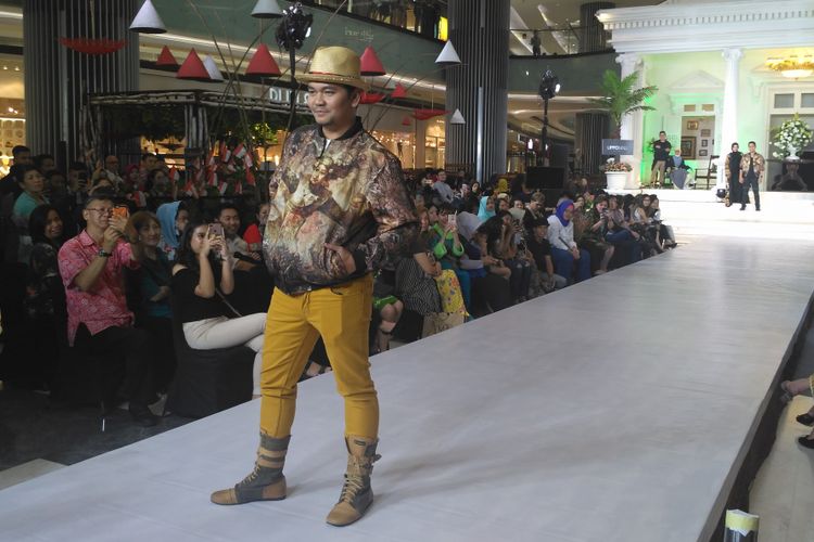 Indra Bekti tampil dalam fashion show brand pakaian miliknya di Lippo Mall Puri, Kembangan, Jakarta Barat, Selasa malam (14/8/2018).