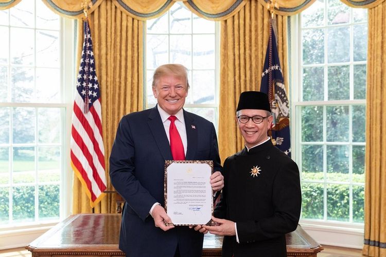 Duta Besar Republik Indonesia untuk AS, Mahendra Siregar (kanan) saat menyerahkan surat kepercayaan kepada Presiden Donald Trump di Ruang Oval, Gedung Putih, Washington DC, Senin (8/4/2019).