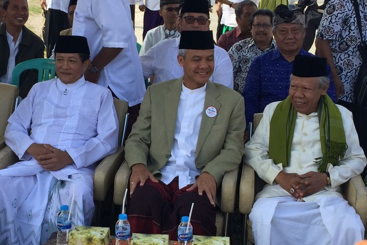 Gubernur Jawa Tengah membuka peringatan Hari Santri Nasional di Alun-Alun Kota Tegal, Jawa Tengah, Minggu (22/10/2017).