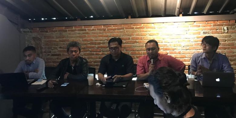 Ketua Konstitusi dan Demokrasi (KoDe) Inisiatif Veri Junaidi saat konferensi pers di Upnormal Coffee Roasters Wahid Hasyim, Jakarta Pusat, Kamis (25/4/2019). 