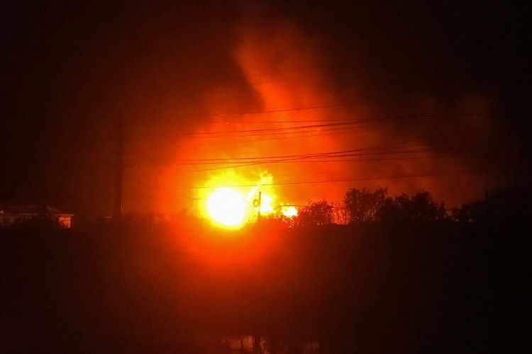 Api membara terlihat dari kejauhan setelah ledakan yang terjadi di fasilitas pabrik kimia di Yancheng, provinsi Jiangsu, China, Kamis (21/3/2019) malam.