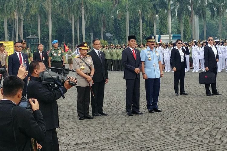 Presiden Joko Widodo memimpin apel bersama wanita TNI, Polwan dan segenap wanita komponen bangsa di Silang Monas, Jakarta, Rabu (25/4/2018).