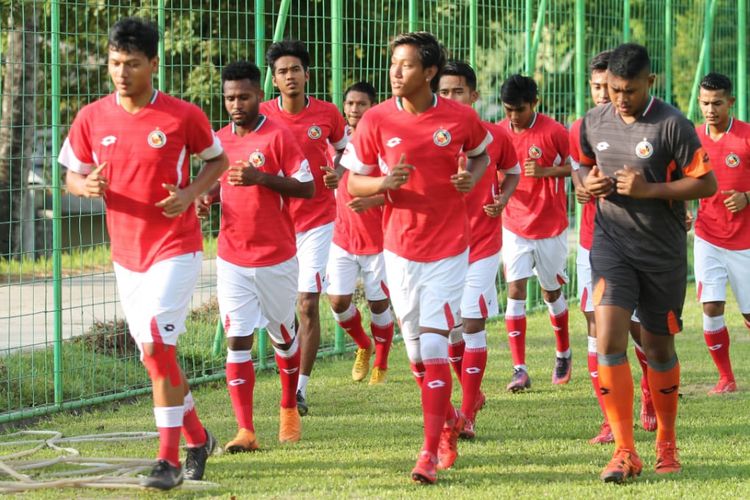 Pemain Semen Padang menggelar latihan di lapangan Mess PT Semen Padang