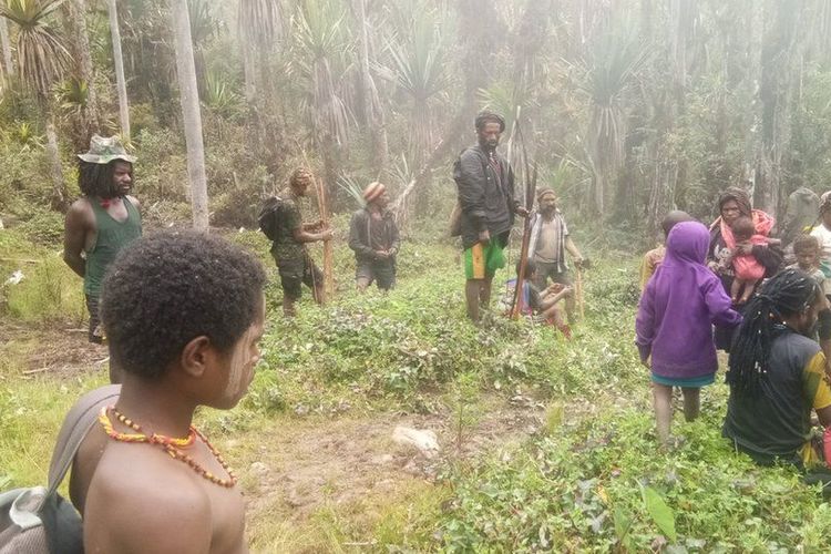 Warga Nduga dalam pelarian di hutan, menghindari kontak senjata antara TNI/Polri dan kelompok bersenjata / Jurnalis Warga Noken 