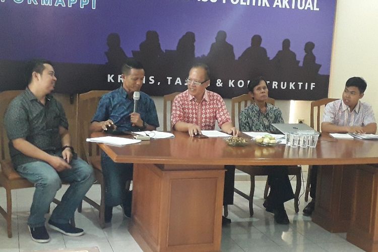 Direktur Eksekutif Formappi I Made Leo Wiratma (tengah) dalam konferensi pers di Kantor Formappi, Kamis (15/8/2019).