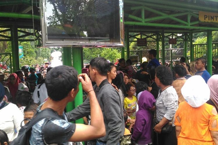 Kericuhan terjadi saat pengunjung ingin keluar dari Taman Margasatwa Ragunan, Senin (1/1/2018).