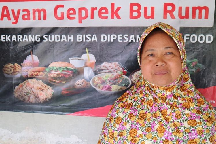 Ruminah (56) pendiri Warung Ayam Geprek Bu Rum, Yogyakarta. 