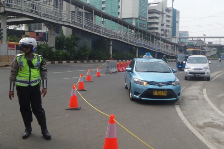 Polisi dan Dinas Perhubungan DKI mulai memberlakukan rekayasa lalu lintas di Simpang Matraman, Kamis (20/7/2017). Rekayasa tersebut merupakan efek dari pembangunan underpass di lokasi itu. 