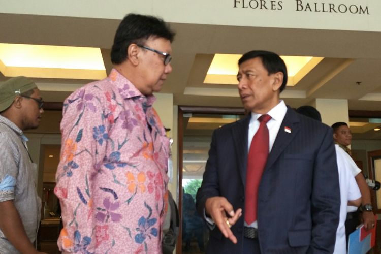 Menteri Koordinator Bidang Politik, Hukum dan Keamanan (Menko Polhukam) Wiranto bersama Menteri Dalam Negeri Tjahjo Kumolo di Hotel Borobudur, Jakarta, Rabu (17/1/2018)