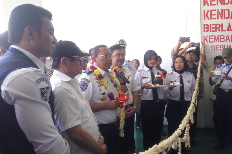 Dirjen Perhubungan Darat Kementerian Perhubungan Budi Setiyadi saat meresmikan Kapal Neomi di Pelabuhan Merak, Banten, Senin (7/1/2019).