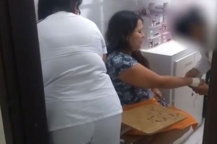 Antonela Milena Padilla (37), perempuan Kolombia yang berpura-pura hamil, saat menjalani tes darah di rumah sakit.