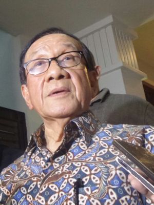 Wakil Ketua Dewan Kehormatan Partai Golkar, Akbar Tandjung di kediamannya di Purnawarman, Kebayoran Baru, Jakarta Selatan, Minggu (23/7/2017).