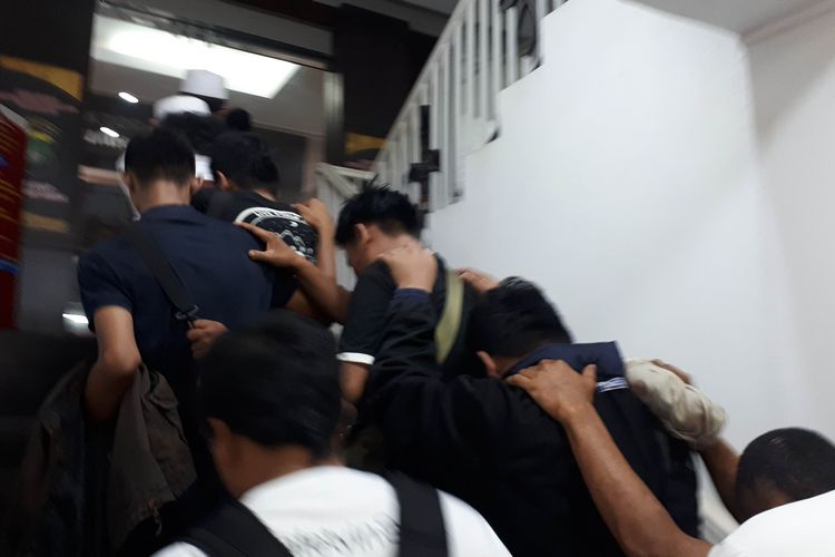 Terduga provokator saat kerusuhan di wilayah Tanah Abang tiba di Polda Metro Jaya pada Rabu (22/5/2019) sekitar pukul 13.15. 