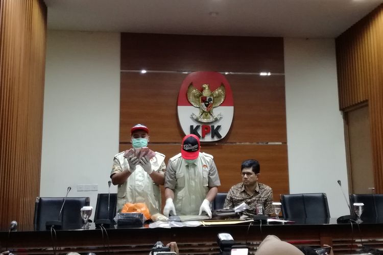 Tim penindakan KPK mengamankan total uang Rp 156.758.000 dalam operasi tangkap tangan (OTT) di Jawa Timur, Jumat (15/3/2019).