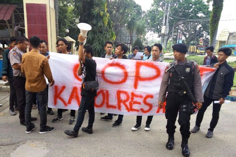 Diduga sering melakukan tangkap lepas bandar narkoba, massa KAPAS demo ke Polda Sumut minta Kapolres Asahan dicopot, Rabu (7/2/2018)