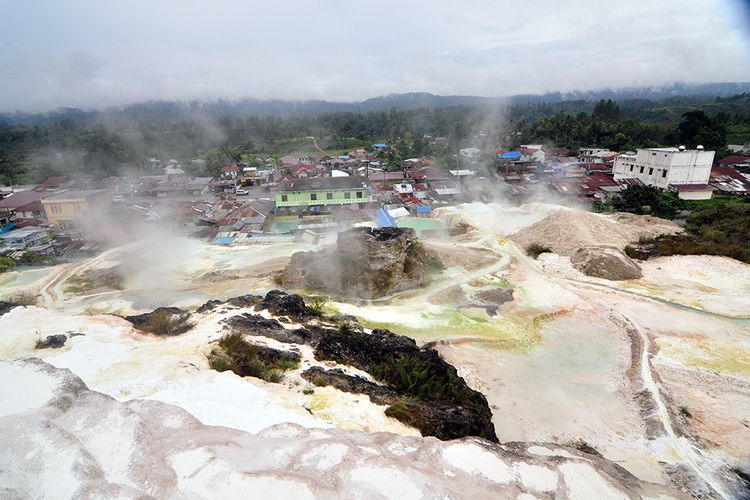 Pemandian air panas Sipoholon, Tapanuli Utara.