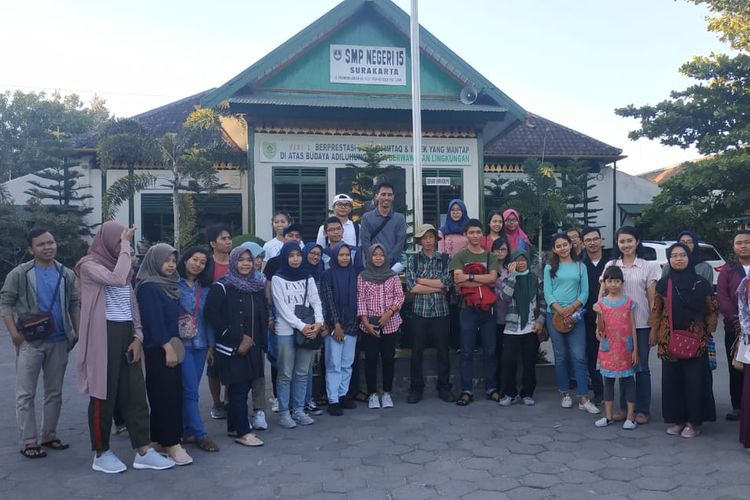Para peserta Soerakarta Walking Tour berpose di depan bangunan SMPN 15 Surakarta, Sabtu (13/7/2019)