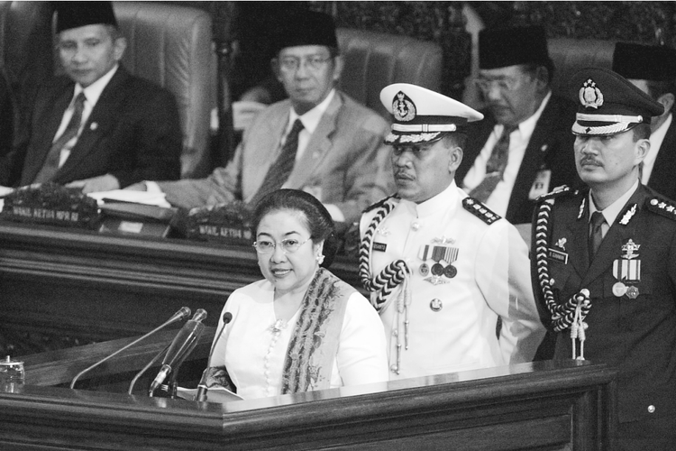 Presiden perempuan pertama. Seusai mengucapkan sumpah jabatan sebagai Presiden ke-5 RI, Megawati Soekarnoputri memberikan sambutan pertama di hadapan anggota MPR dalam Rapat Paripurna Sidang Istimewa (SI) MPR di Gedung MPR/DPR, Jakarta, Senin (23/7/2001). Megawati mengajak seluruh rakyat Indonesia untuk menatap masa depan dan menerima hasil SI MPR dengan ikhlas dan legowo.