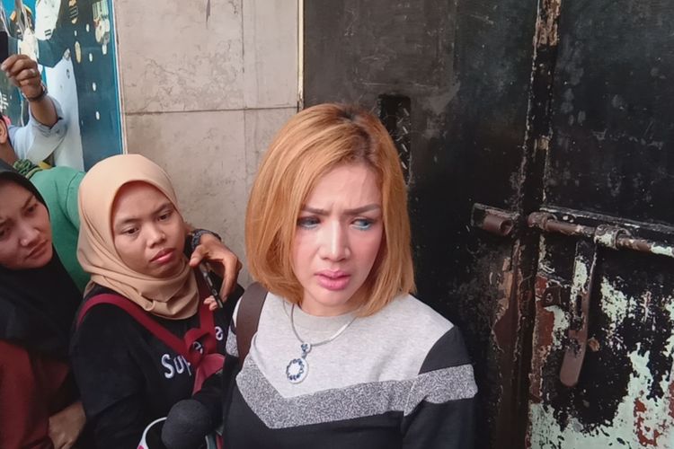 Barbie Kumalasari menjenguk suaminya, Galih Ginanjar, di Polda Metro Jaya, Jakarta Pusat, Jumat (12/7/2019). 