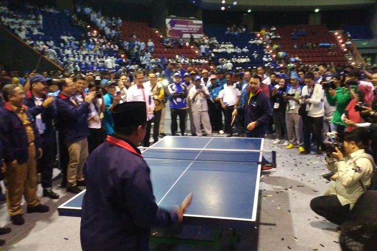 Menpora Imam Nahrawi bermain tenis meja bersama Wagub Jawa Barat Uu Ruzhanul Ulum sebagai tanda dibukanya Pekan Olahraga Perusahaan Air Minum Nasional (PORPAMNAS) VI-2019 di Sasana Budaya Ganesha, Kota Bandung, Senin (15/7/2019).

