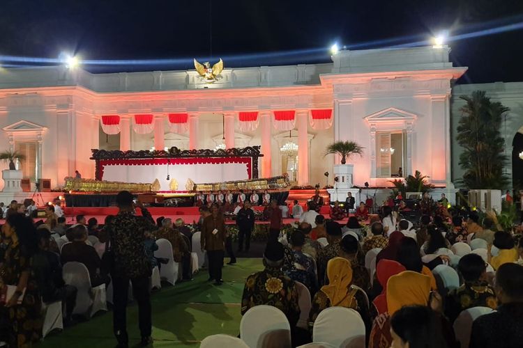 Suasana pelataran Istana Merdeka Jakarta, Jumat (2/8/2019) malam, sekitar 30 menit setelah gempa bumi mengguncang Jakarta. 