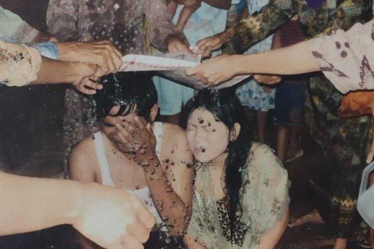Pasangan pengantin di Ulu Ulu Benteng, Kecamatan Marabahan, Kabupaten Batola menjalani tradisi Bepapai atau dimandikan dulu sebelum bercinta di malam pertama. 


