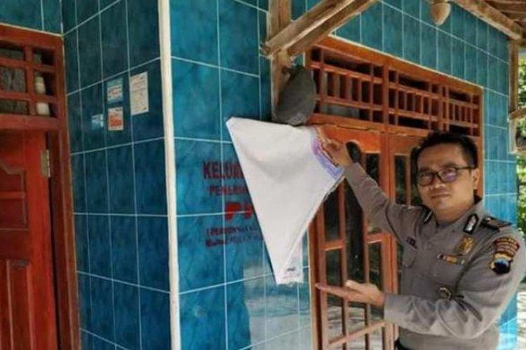 Petugas menunjukkan label Keluarga Miskin di rumah KPM PKH di Kecamatan Pamotan, Rembang, Jawa Tengah 