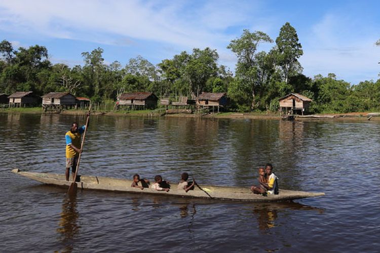 Di tengah maraknya penggunaan perahu motor, sebuah keluarga di Asmat, Papua, masih setia menggunakan perahu tradisional untuk bepergian. Bagi orang Asmat, perahu adalah alat transportasi utama untuk mencapai/menuju kampung lain yang umumnya di pinggir sungai. 