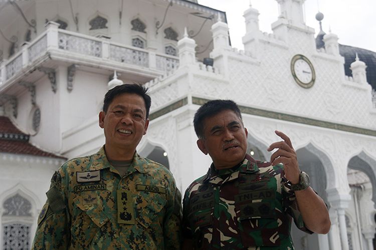 Mayjen Pengiran Dato Seri Pahlawan Aminan bin Pengiran Haji Mahmud, Panglima Militer Diraja Brunei (kiri) bersama Panglima Kodam Iskandar Muda, Mayjen Teuku Abdul Hafil Fuddin saat berada di Masjid Raya Baiturraman Banda Aceh, Kamis (24/05/18).