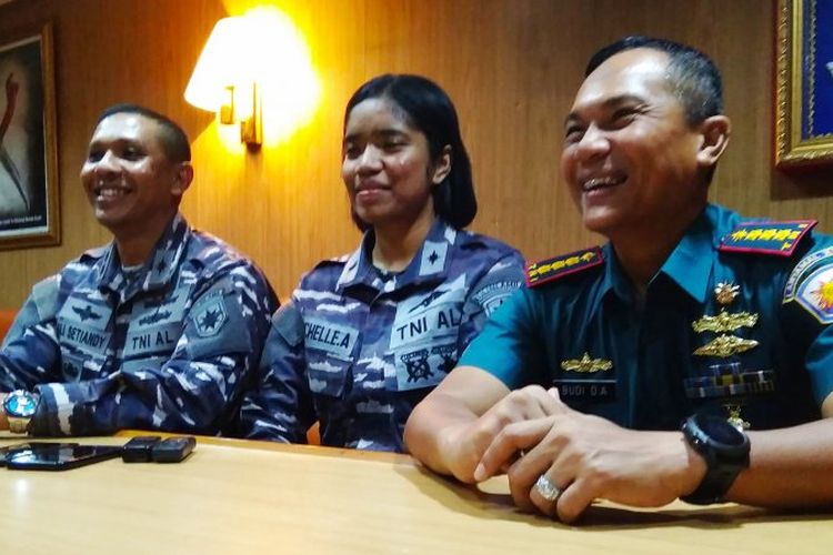 Letda Laut (P/W) Michelle Anggreani bersama Danlanal Biak Kolonel Laut (P) Budi Darmawan Amran (kanan) dan Komandan KRI Banda Aceh-593 Letkol Laut (P) Ali Setiandy. 