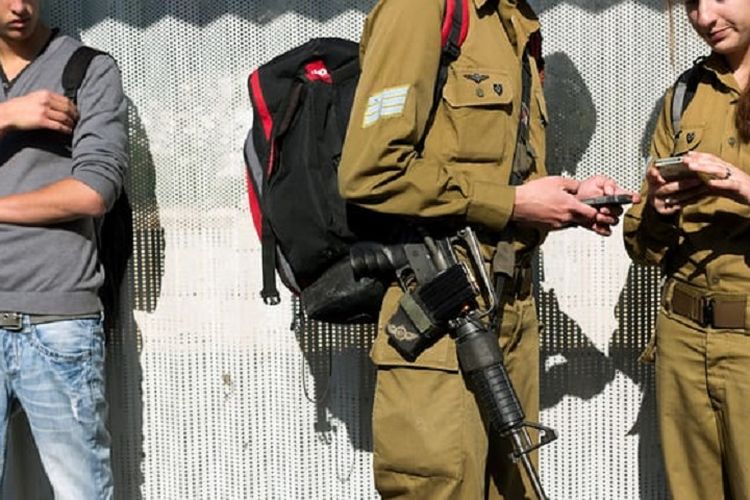 Ilustrasi pasukan Israel sedang memegang ponsel mereka.