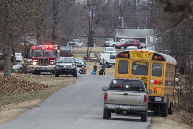 Petugas darurat berada di SMA Marshall County, setelah insiden penembakan massal yang fatal terjadi pada Selasa (23/1/2018), di Benton, Kentucky, Amerika Serikat. (AP Photo)