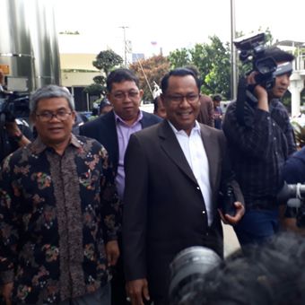 Kuasa hukum Fredrich Yunadi, Sapriyanto Refa di gedung KPK, Jumat (12/1/2018)