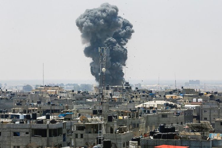 Foto yang diambil pada Sabtu (14/7/2018), menunjukkan asap yang membumbung tinggi menyusul serangan udara yang dilakukan Israel di selatan Jalur Gaza di kota Rafah, dekat perbatasan Mesir.