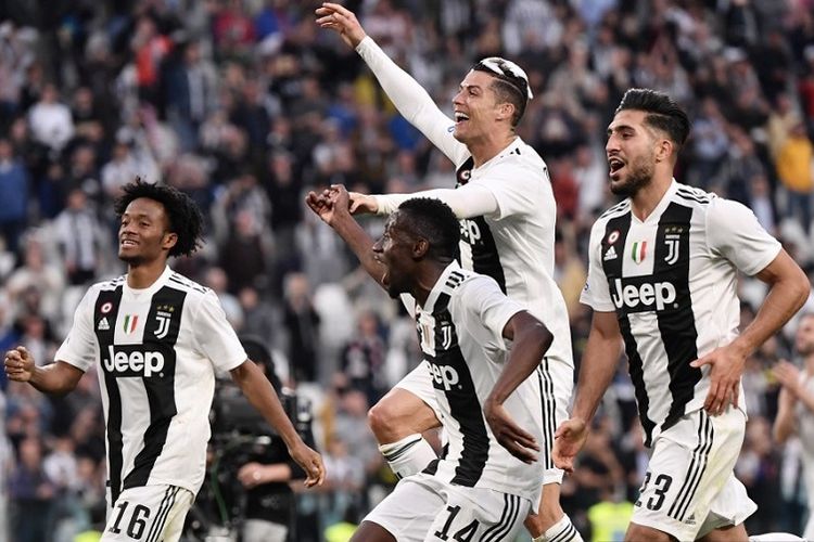 Penyerang Juventus Cristiano Ronaldo (tengah), dengan rambutnya yang berbusa, dan (dari kiri) Juan Cuadrado, Blaise Matuidi, serta Emre Can menyapa penggemar untuk merayakan scudetto ke-8 Serie A 2018/19 secara berturut-turut setelah memenangi pertandingan Juventus vs Fiorentina pada 20 April 2019.