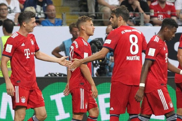 Robert Lewandowski mendapat selamat dari Javi Martinez, Joshua Kimmich, dan Kingsley Coman seusai mencetak hat-trick pada pertandingan Piala Super Jerman antara Bayern Muenchen dan Eintracht Frankfurt di Commerzbank Arena, 12 Agustus 2018. 