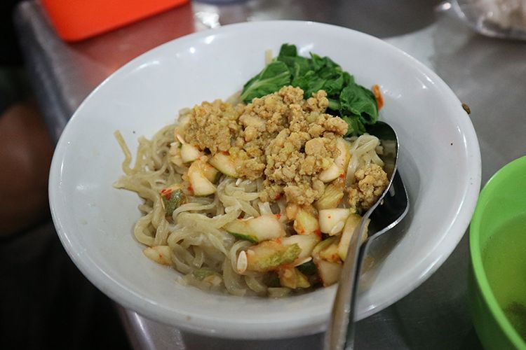 Seporsi mie ayam di Bakso Sony, Bandar Lampung