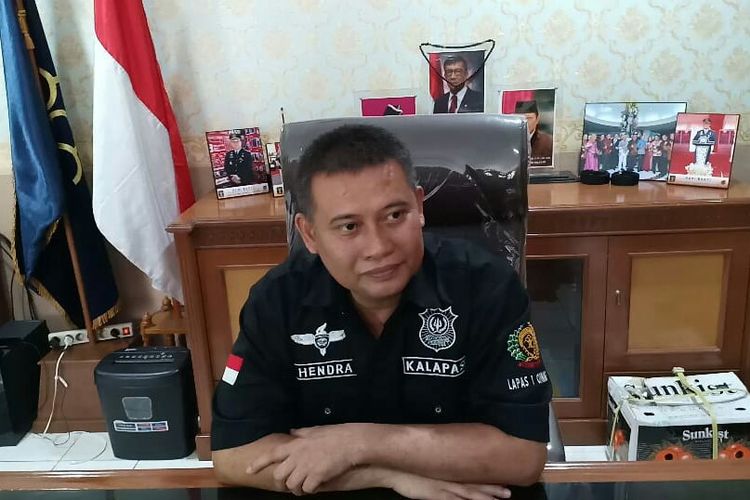 Kepala Lapas Klas I Cipinang Hendra Ekaputra saat ditemui di ruang kerjanya di Lapas Cipinang, Jakarta Timur, Jumat (14/6/2019).