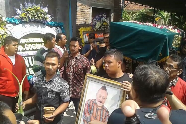 Jenazah Gogon dimakamkan di pemakaman Bukur Ireng, Desa Bendan, Kecamatan Banyudono, Kabupaten Boyolali, Jawa Tengah, Rabu (16/5/2018).