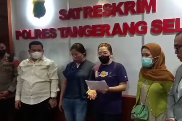 Momen anak Hotman Paris, Frank Hutapea,  meminta pengacara pencuri cokelat minta maaf langsung pada karyawan Alfamart,  Senin (15/8/2022).