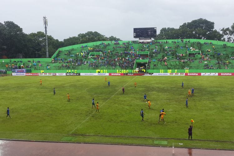 Suasana Pertandingan Grup E Piala Presiden 2018 antara PSIS Semarang dan Bhayangkara FC di Stadion Gajayana, Kota Malang, Sabtu (20/1/2018)
