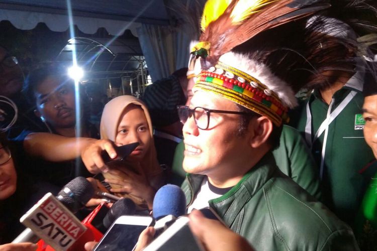 Ketua Umum Partai Kebangkitan Bangsa (PKB) Muhaimin Iskandar (Cak Imin) mengenakan penutup kepala adat Papua, saat pengambilan dan penetapan nomor urut peserta pemilu 2019 di kantor Komisi Pemilihan Umum RI (KPU), Jakarta, Minggu (18/2/2018).